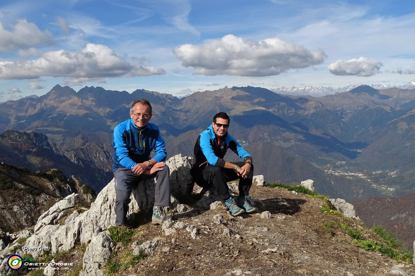 60 Dalla vetta del Venturosa vista verso Orobie ed Alpi.JPG